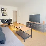 Cosy Two Bedroom Apartment Near The Eiffel Tower