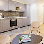 Apartment 3 Min From Haussmann, Sleeps 6 , 2Bdr