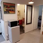 Guesthouse Familial Pour 2,3,4 Personnes De 44M2- Accessible Handic -Rez De Chaussee-Vues Sur Rue Et Patio Prive - Sejour, Chambre Separee-Cuisine,Salle De Bain,Lit Double Et Canape-Lit 2Pers-Entree De La Rue Berzelius-5 Minutes Du Metro Brochant-Lig