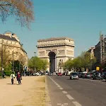 Place Equipe Au Coeur De Paris Avec Vue Sur L\'Arc De Triomphe Et La Tour Eiffel