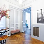 L\'Elegance Parisienne Au Coeur Des Champs-Elysees