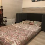 Guesthouse Familial Pour 2,3,4 Personnes De 44M2- Accessible Handic -Rez De Chaussee-Vues Sur Rue Et Patio Prive - Sejour, Chambre Separee-Cuisine,Salle De Bain,Lit Double Et Canape-Lit 2Pers-Entree De La Rue Berzelius-5 Minutes Du Metro Brochant-Lig