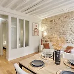 Apartment Pantheon Notre Dame By Studio Prestige
