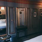 La Mondaine