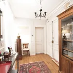 Veeve - French-style Allure in Saint-Germain des Prés