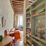 Marais-Rue Des Rosiers Id 24
