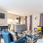 Families And Friends - Center - 110 Sqm