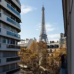 Central Paris - Eiffel Tower View Apartment - 30 Nuits Min