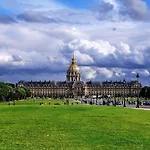 Charmant studio neuf proche des Invalides (D01)