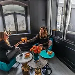 Modern And Unique Apartment Near The Champs Elysees