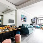 Modern And Unique Apartment Near The Champs Elysees