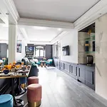 Modern And Unique Apartment Near The Champs Elysees