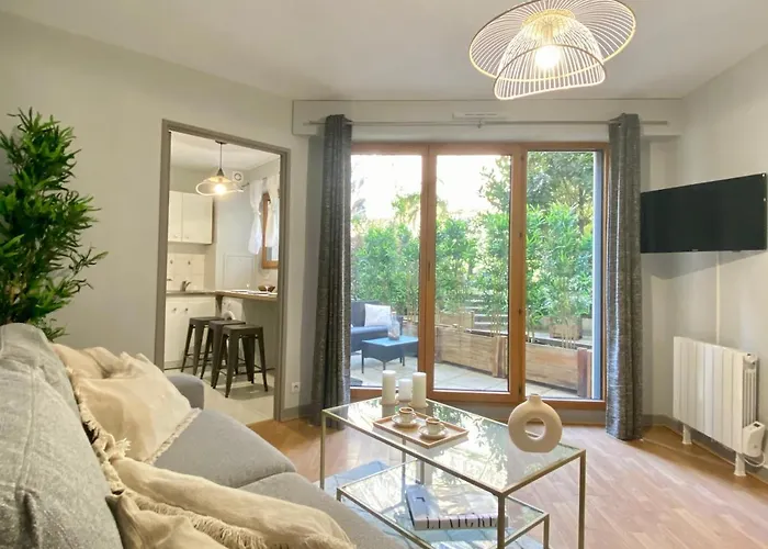 1607B - Wonderful Apartment With Terrace On Garden