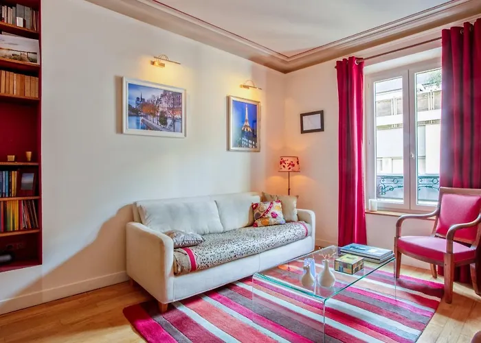 Superb & Calm Flat Near Champs Elysees In Paris - Welkeys
