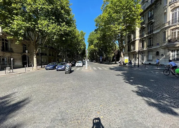 Champs Elysees Et Parc Monceau : Charmant Logement Lumineux