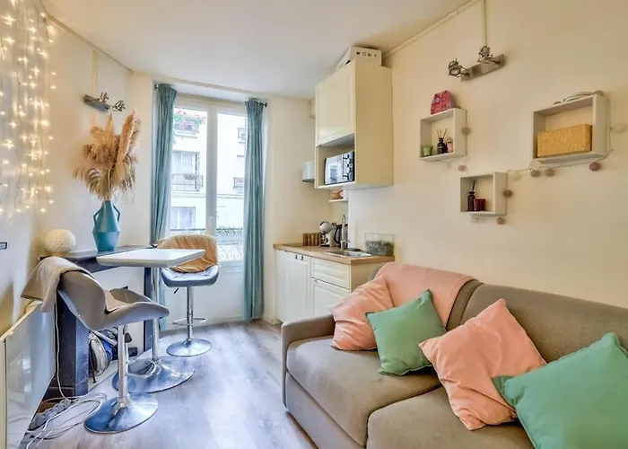 Small Parisian Cocoon Located In The 18Th District