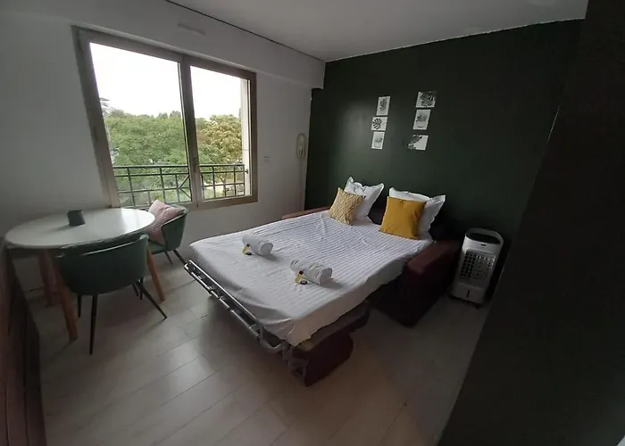 Apparemment Chaleureux Au 16 Eme Arrondissement De Paris A 10 Min Dz La Tour Eiffel