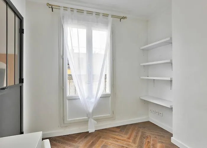Superb 1Br Flat With Balcony 2Min From The Metro Station