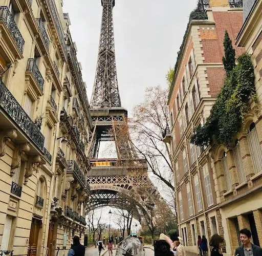 Au Pied De La Tour Eiffel