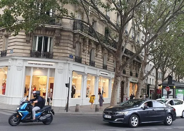 Stuning Place ,Gare Montparnasse ,Center Paris ,Front Of Metro