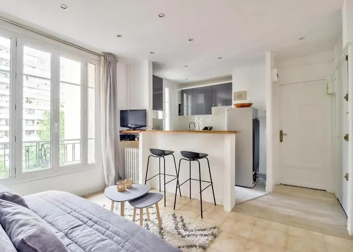 Nice Flat Near Porte Clignancourt Metro Station