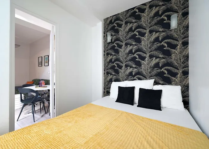 2 Bed Modern Fully Furnish Flat,Close To Buttes Chaumon Park