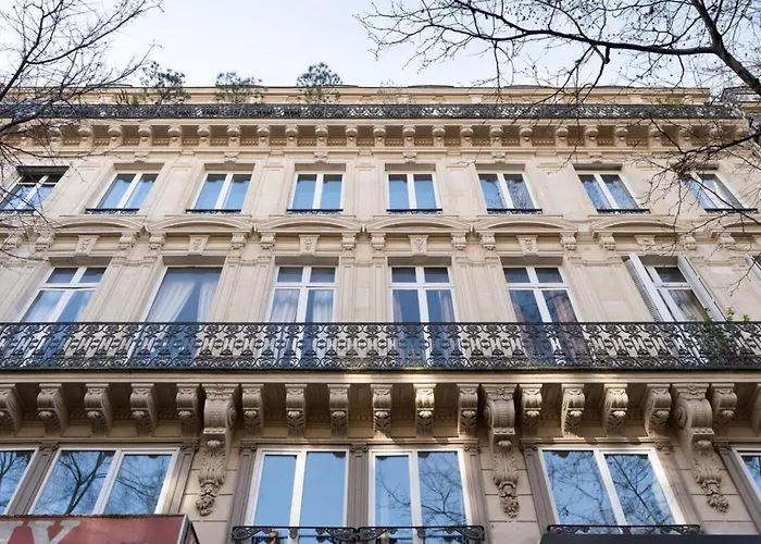 Modern Open-Air Apartment Near Montmartre