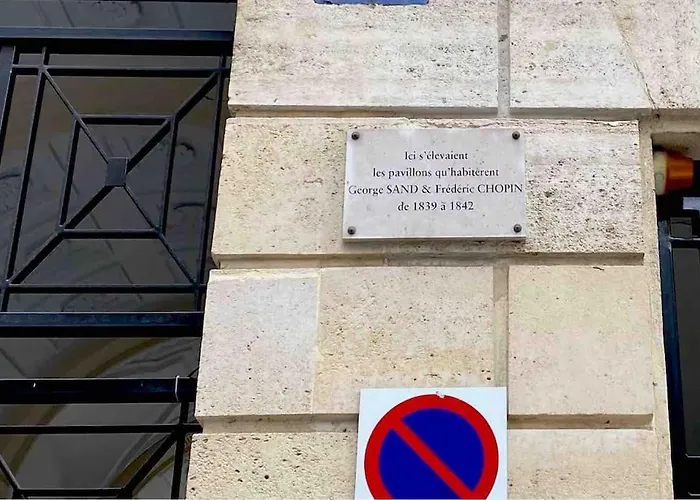 Paris 9, Entre Opera Et Pigalle, Superbe Appartement Avec Balcon