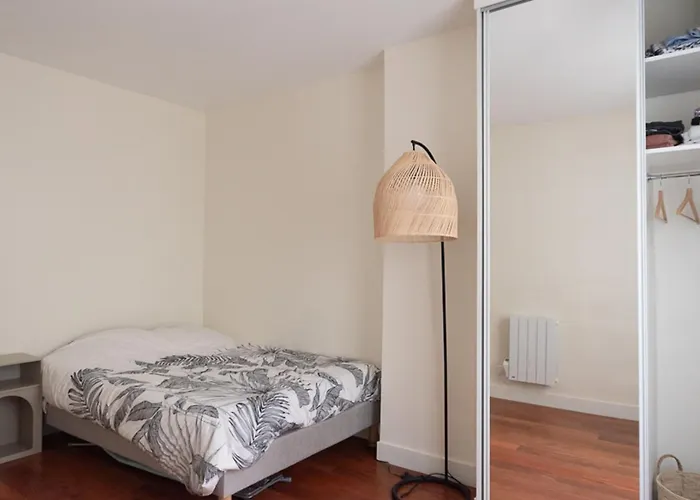 Refurbished Love Nest On Montmartre Hilltop