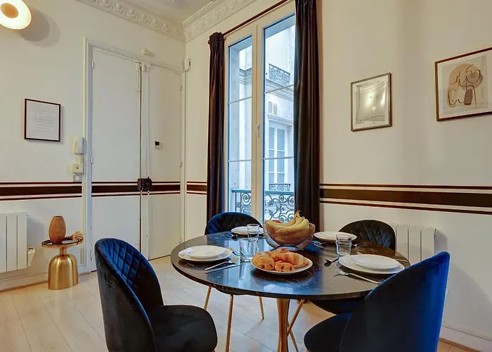 106 - Fabulous Studio In Champs Elysees