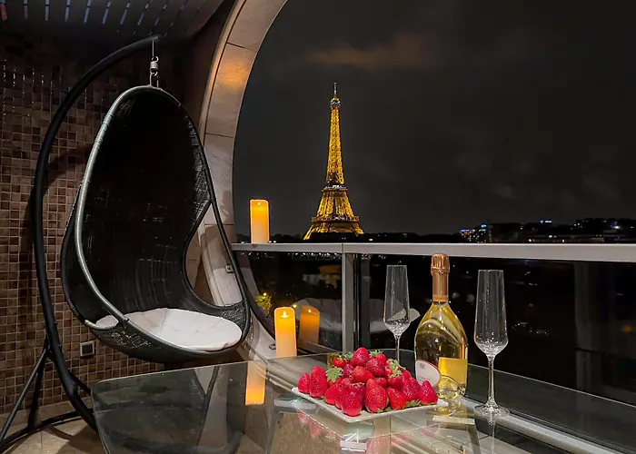Les Amoureux De La Tour Eiffel