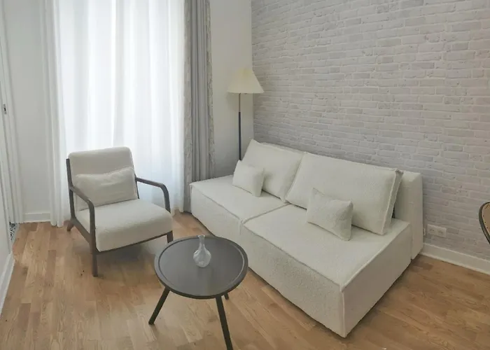 Stylish Parisian Flat Near Eiffel Tower