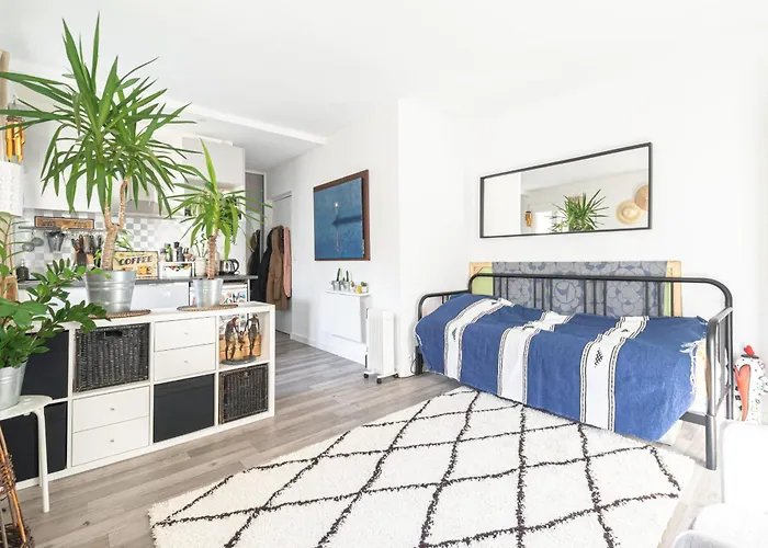 Beautiful And Bright Studio Near Belleville