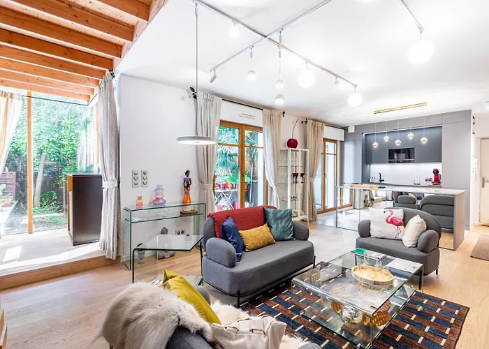 Guestready - Spacieux Apt. Avec Cour Privative