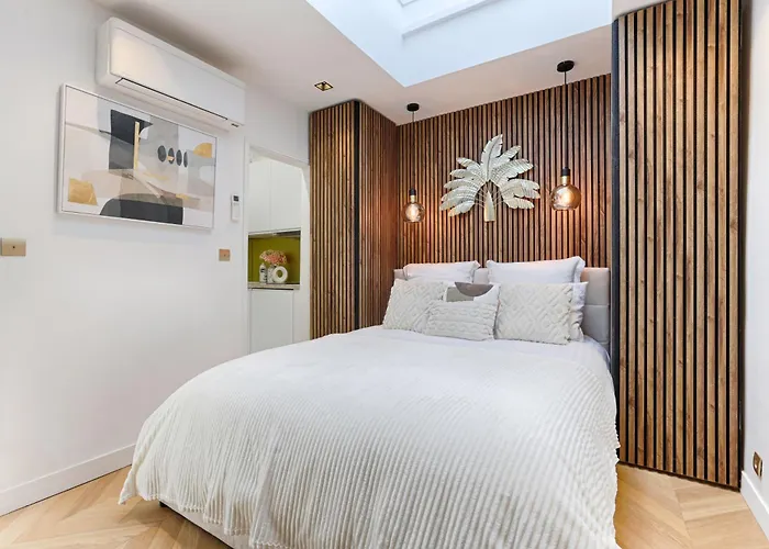 Charming Pied A Terre Near Montmartre