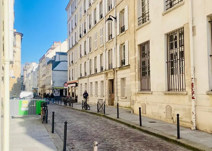 Elegant Flat In The Historic Center Of Paris