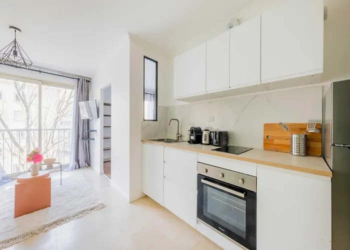 Chic Parisian 1-Bedroom Apartment In Vibrant 10Th Arr - Mobility Lease