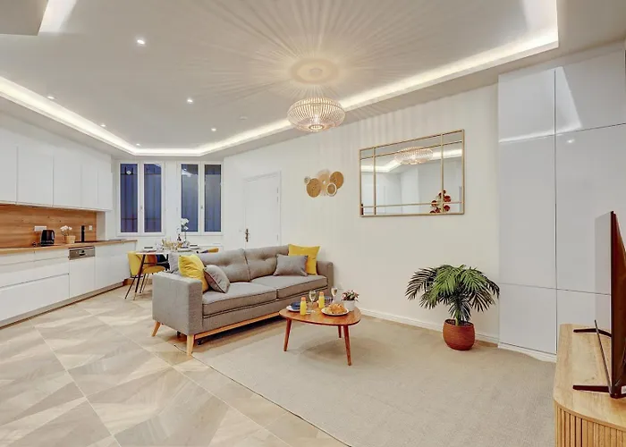 Martine Suite, Place De La Republique