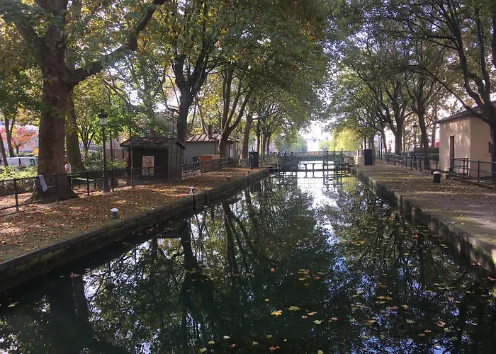 A Paris, Au Bord De L\'Eau