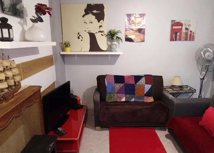 Guesthouse Familial Pour 2,3,4 Personnes De 44M2- Accessible Handic -Rez De Chaussee-Vues Sur Rue Et Patio Prive - Sejour, Chambre Separee-Cuisine,Salle De Bain,Lit Double Et Canape-Lit 2Pers-Entree De La Rue Berzelius-5 Minutes Du Metro Brochant-Lig