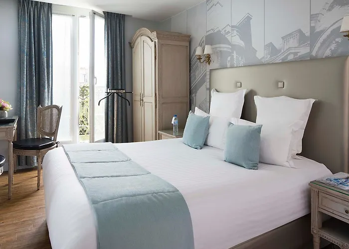 Hotel Plaza Elysées