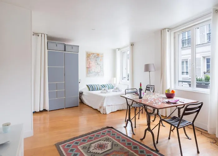 Bohemian Studio In Montmartre By Guestready