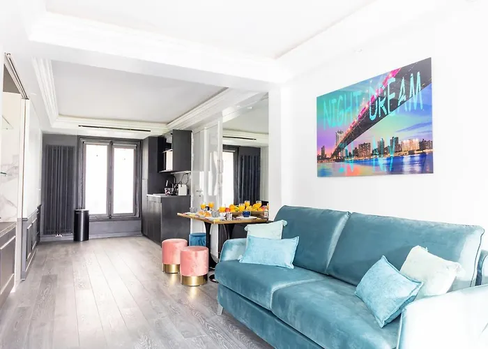 Modern And Unique Apartment Near The Champs Elysees