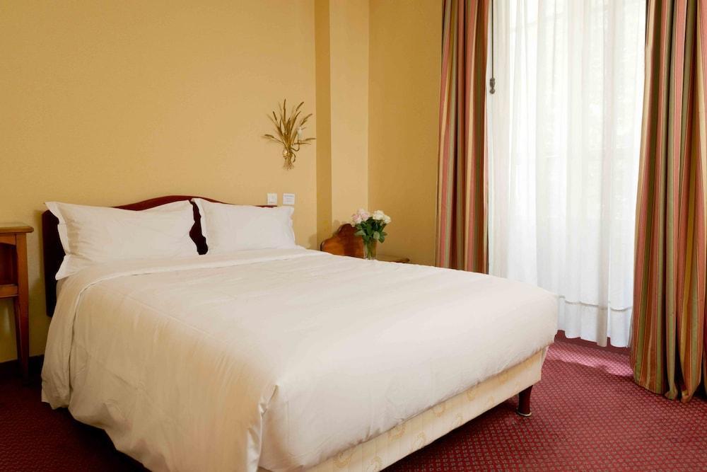 Hotel Courcelles Mederic 3*