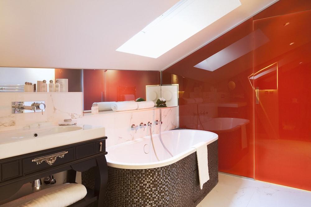 Hotel La Maison Favart 4*