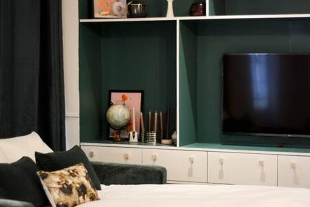 Amazing 10bed In The Heart Of Le Marais And Suprises...