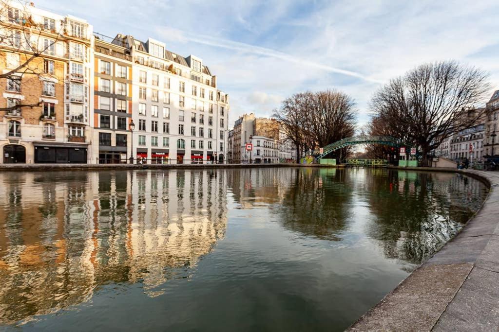 Greeter-nid Douillet Au Bord Du Canal St Martin Paris