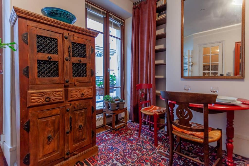 Greeter-nid Douillet Au Bord Du Canal St Martin Paris