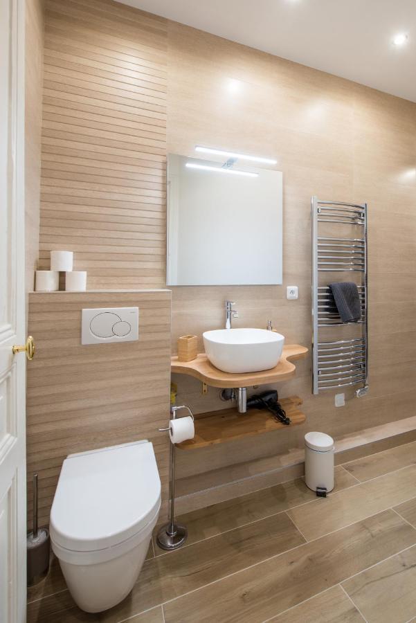 2 Bedroom Near Tour Eiffel & Trocadero Apartment