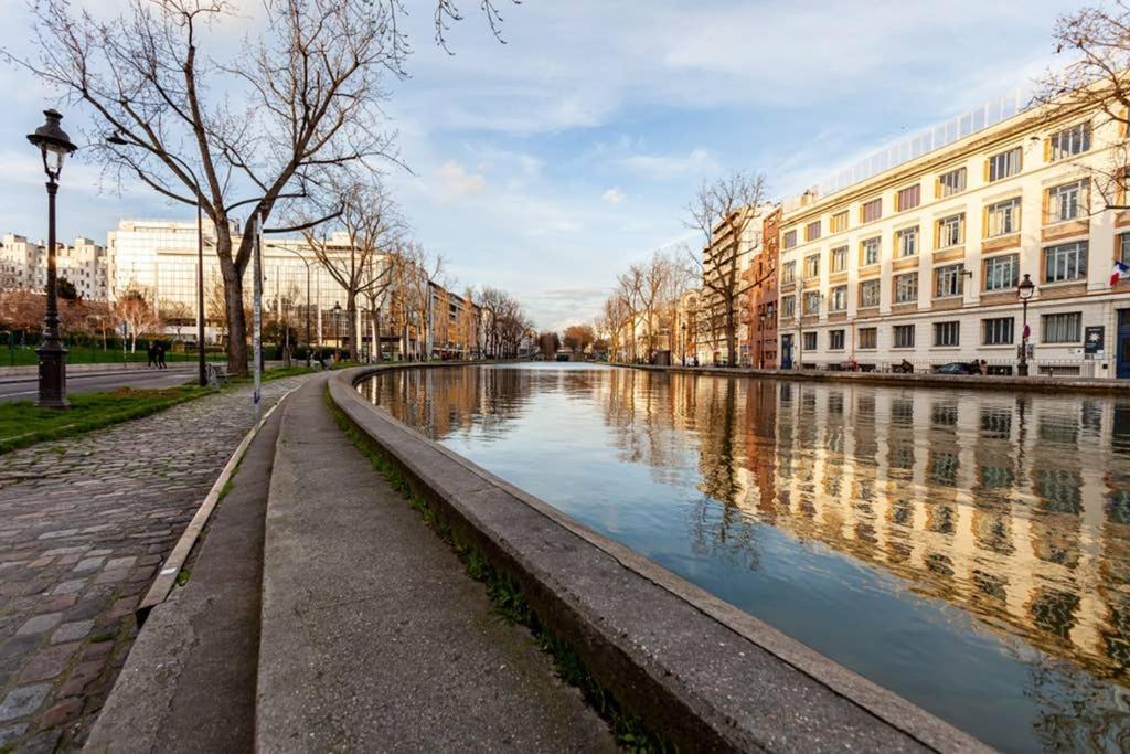 Greeter-nid Douillet Au Bord Du Canal St Martin Paris